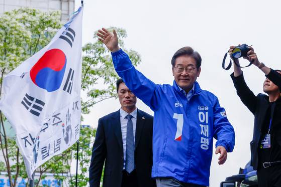 이재명 더불어민주당 대선후보가 수도권 표심 잡기에 나선 지난 20일 오후 경기 파주시 금릉역 중앙광장에서 유세를 마친 뒤 인사하고 있다. 뉴스1