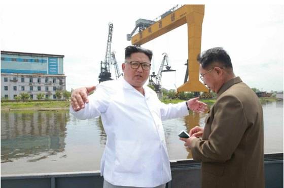김정은 북한 국무위원장이 2018년 7월 사고가 발생한 함경북도 청진조선소를 시찰하는 모습. 노동신문, 뉴스1