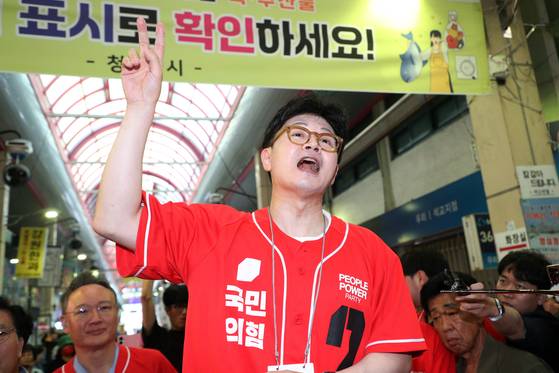 한동훈 국민의힘 전 대표가 22일 오전 충북 청주시 육거리종합시장에서 김문수 대통령 후보 지원 유세를 하고 있다. 뉴스1