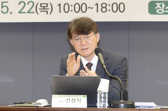 제21대 대통령선거 공약평가 대토론회가 22일 서울 프레스센터에서 열렸다. 이날 참석자들은 대선후보들의 사회 경제 분야 공약과 관련해 토론을 벌였다. 신성식 중앙일보 복지전문기자가 발언하고 있다.