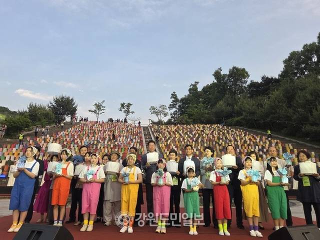 ▲ 제27회 원주한지문화제가 22일 원주한지테마파크에서 ‘빛의 계단’ 점등식과 함께 막을 올렸다. 권혜민