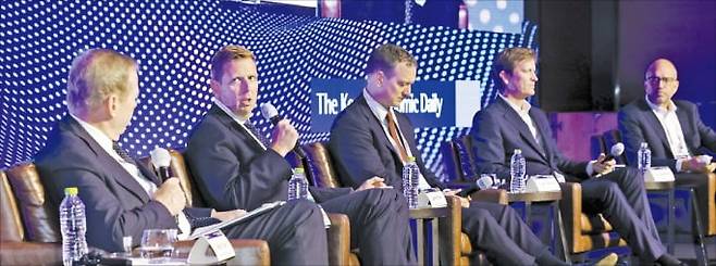 < “잘못된 분야 투자땐 산업 자체 소멸” > 21일 서울 여의도 콘래드호텔에서 열린 ‘ASK 2025 글로벌 대체투자 콘퍼런스’ GP패널 세션에서 참석자들이 토론하고 있다. 왼쪽부터 숀 이건 이건존스 대표, 앤드루 헤이우드 파크스퀘어캐피털 최고운영책임자(COO), 존 클라인 뉴마운틴캐피털 크레디트부문 대표, 루크 길럼 알바코어캐피털그룹 파트너, 테드 데니스턴 NXT캐피털 대표. /이솔 기자