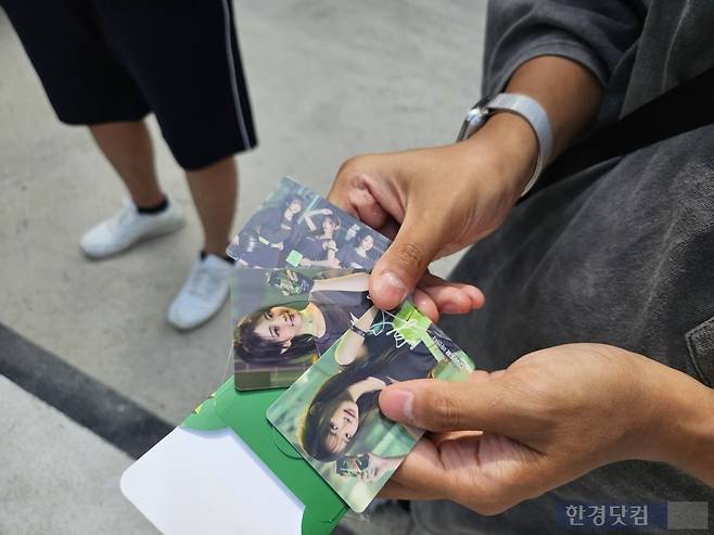 21일 직장인 김씨(27)가 서울 성동구 성수동에서 열린 '모바일배틀그라운드 한국 서비스 7주년 기념 팝업스토어'에서 럭키드로우를 통해 QWER의 포토카드를 뽑았다. 사진=박수빈 기자