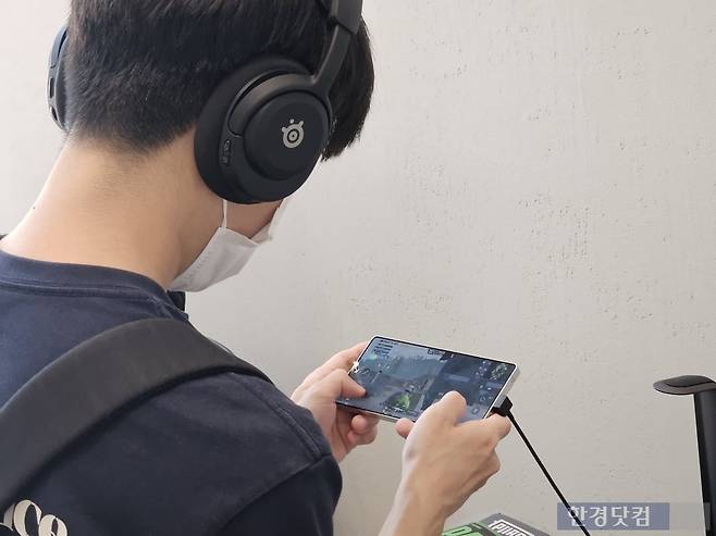 21일 오후 2시 서울 성동구 성수동에서 열린 '모바일배틀그라운드 한국 서비스 7주년 기념 팝업스토어'를 찾은 방문객들이 모바일배틀그라운드 게임을 시연해보고 있다. 사진=박수빈 기자