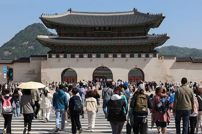 서울 종로구 경복궁에 내외국인 관광객들로 붐비고 있다. 사진=임형택 기자
