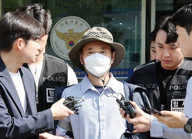 시흥 살인사건의 피의자 차철남이 지난 21일 오전 구속 전 피의자 심문(영장실질심사) 출석을 위해 경기 시흥경찰서 유치장을 나서는 모습. /사진=연합뉴스