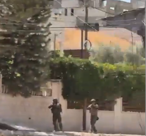 이스라엘군이 21일(현지시간) 요르단강 서안지구를 찾은 각국 외교사절단을 향해 총을 겨누는 장면이 촬영된 영상. 팔레스타인 자치정부 엑스 계정