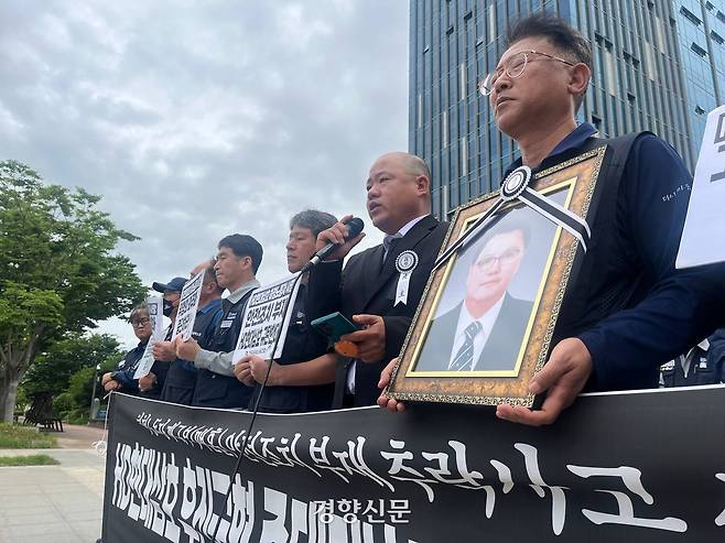 전국금속노동조합 조합원들이 22일 광주지방고용노동청 앞에서 기자회견을 열고 ‘하청노동자 개구부 추락 사망 사고’에 대해 철저한 수사와 진상규명을 촉구했다. 금속노조 제공