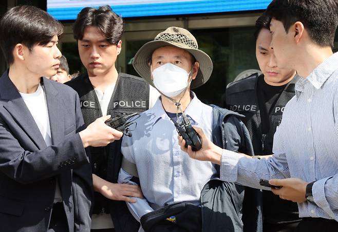 2명이 숨지고 2명이 다친 시흥 살인사건의 피의자 차철남이 21일 오전 구속 전 피의자 심문(영장실질심사) 출석을 위해 경기 시흥경찰서 유치장을 나서고 있다. 연합뉴스