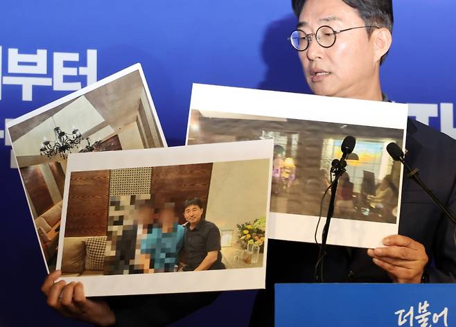 노종면 더불어민주당 선대위 대변인이 지난 19일 서울 여의도 당사에서 “윤석열 전 대통령의 내란 혐의 사건 재판장인 지귀연 서울중앙지법 부장판사가 유흥업소에서 접대받았다”는 의혹을 제기하며 관련 사진을 공개하고 있다. 연합뉴스