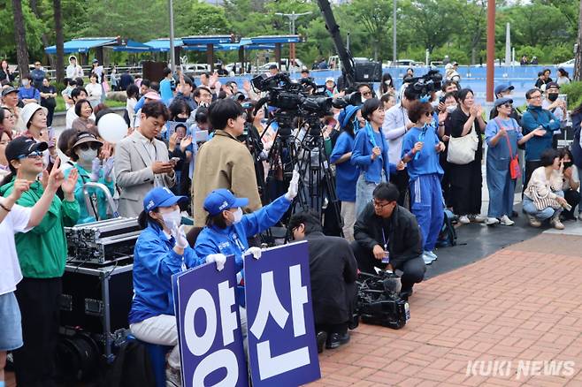 이재명 대선 후보의 지지층이 22일 오후 경남 양산워터파크공원에서 유세 음악에 맞춰 환호하고 있다. 양다경 기자