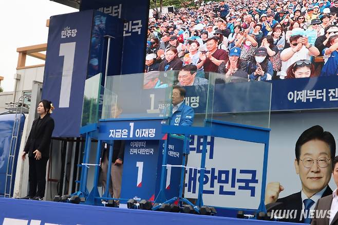 이재명 더불어민주당 대선 후보가 22일 양산 집중 유세에서 방탄유리 뒤에서 연설하고 있다. 양다경 기자