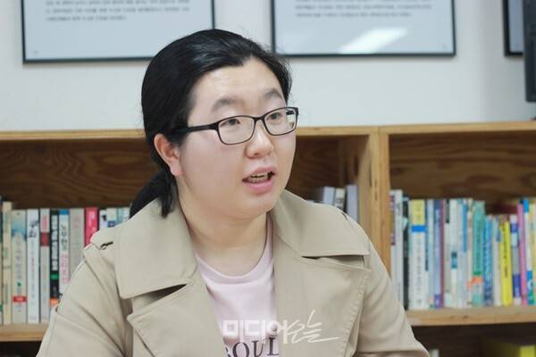 ▲박진솔 민언련 활동가가 지난달 28일 서울 종로구 민언련 사무실에서 미디어오늘과 인터뷰하는 모습. 사진=금준경 기자