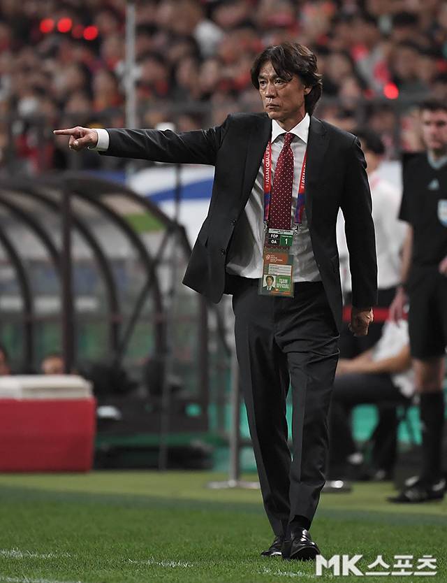 홍명보 감독이 2026 국제축구연맹 북중미월드컵 아시아 3차 예선 홈경기 팔레스타인전을 지휘하고 있다. 사진=천정환 기자