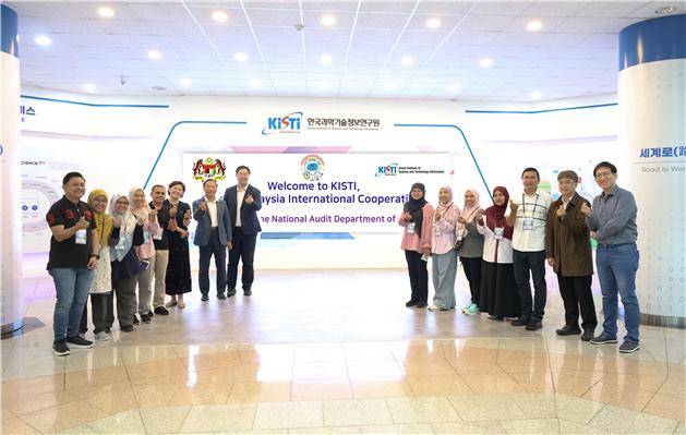 KISTI 대전 본원을 찾은 말레이시아 감사원 관리자 일행이 기념 촬영을 하고 있다/사진=KISTI