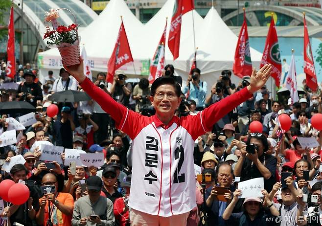 김문수 국민의힘 대선 후보가 21일 경기 고양시 화정역 문호광장에서 유세를 하고 있다. 2025.05.21. /사진=뉴시스 /사진=고승민