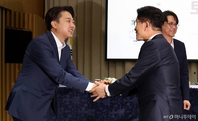 김문수 국민의힘 대선 후보와 이준석 개혁신당 대선 후보가 19일 오전 서울 중구 서울시청에서 열린 '약자와 동행하는 서울' 토론회를 마친 후 인사하고 있다. 2025.05.19. /사진=뉴시스 /사진=추상철