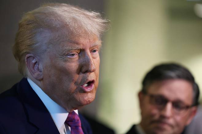 도널드 트럼프 미국 대통령이 20일(현지시간) 워싱턴 의사당에서 열린 하원 공화당 의원총회에 참석한 뒤 취재진을 만나 발언 중이다./AFPBBNews=뉴스1