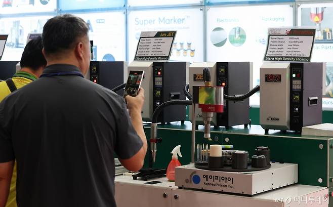 지난해 9월 경기도 고양시 킨텍스에서 열린 이차전지 소재·부품 및 장비전에서 관람객이 제품을 살펴보고 있다. /사진=뉴시스