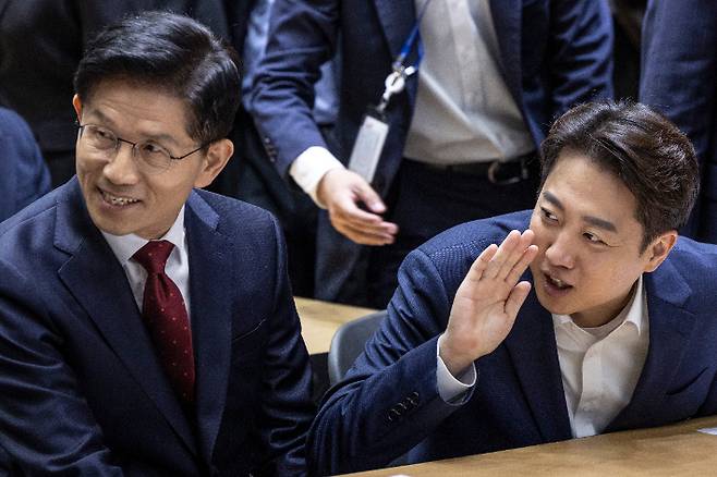 왼쪽부터 국민의힘 김문수 후보, 개혁신당 이준석 후보. 연합뉴스