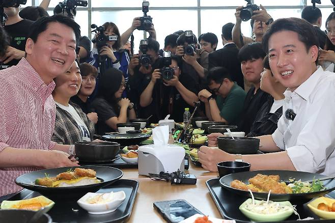 웃으며 학식 먹는 개혁신당 이준석 후보(오른쪽)와 국민의힘 안철수 공동선대위원장. 연합뉴스