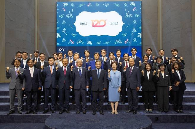 포항제일교회(담임목사 박영호, 앞줄 가운데)는 교회 창립 120주년을 맞아 18일 비발디의 '사계'를 교회의 스토리로 재해석한 감사예배 '히스토리&그레이스'를 드렸다. 포항제일교회 제공