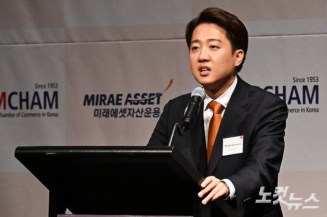 이준석 개혁신당 대선 후보가 22일 서울 용산구 그랜드하얏트서울에서 열린 주한미국상공회의소(암참) 간담회에서 제임스 김 암참 회장과의 대담에 앞서 인사말을 하고 있다. 윤창원 기자