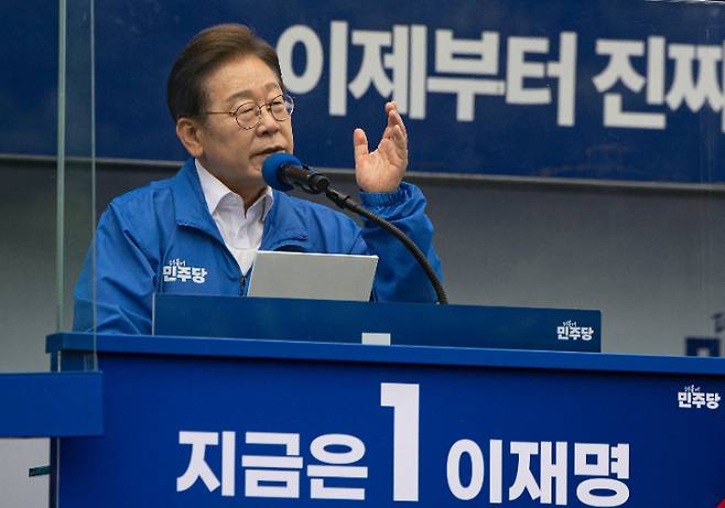 더불어민주당 이재명 대선 후보가 22일 경남 양산워터파크공원에서 열린 집중유세에서 시민들에게 지지를 호소하며 발언하고 있다. 연합뉴스