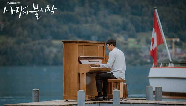 TvN 드라마 '사랑의 불시착'에서 주인공이 피아노를 연주하는 장면.