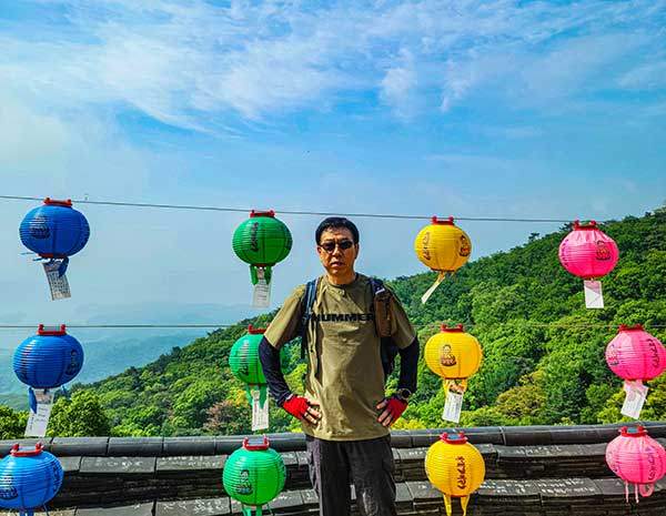 수종사 연등장식과 필자.