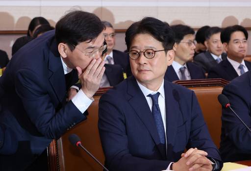 지난 2024년 10월 18일 국회 법제사법위원회 국정감사에서 이창수 중앙지검장(오른쪽)과 조상원 4차장(귀엣말하는 이)이 대화하는 모습. 연합뉴스