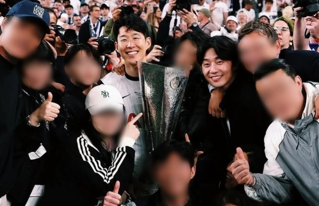 토트넘 홋스퍼의 주장 손흥민이 오랜 무관을 깨고 유로파리그 트로피를 들어 올린 순간에 그의 절친인 배우 박서준이 기쁨을 함께했다. 손흥민 인스타그램 캡처