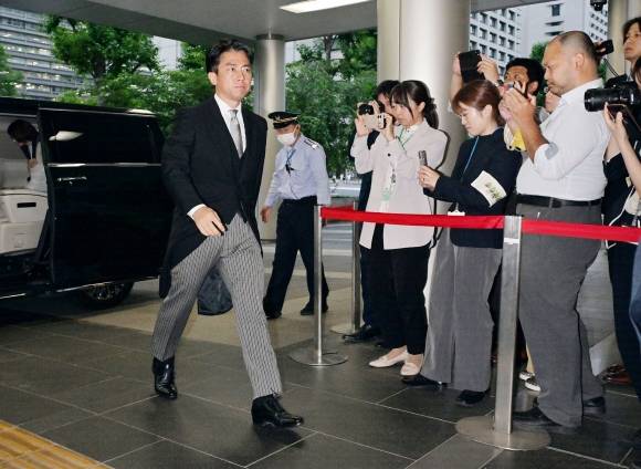고이즈미 신지로 신임 일본 농림수산상이 21일 임명된 뒤 처음으로 총리 관저에 보고를 위해 들어가고 있다. 2025.5.21 도쿄 지지통신·AFP 연합뉴스