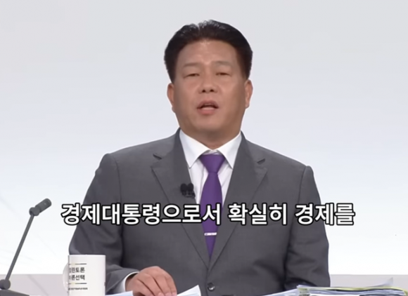 송진호 무소속 대선 후보가 지난 19일 서울 마포구 상암동 SBS 프리즘센터 스튜디오에서 열린 제21대 대선 초청 외 후보자 토론회에 참여해 발언하고 있다. 유튜브 캡처