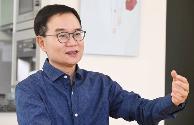 이달 9일 서울 강남구 프라이머 사무실에서 만난 권도균 프라이머 대표가 액셀러레이팅에 집중하는 이유에 대해 설명하고 있다. 오승현 기자