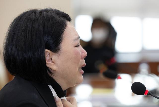 직장 내 괴롭힘으로 숨진 기상캐스터 고(故) 오요안나 씨의 어머니인 장연미 씨가 지난달 18일 오전 서울 여의도 국회에서 열린 제424회 국회(임시회) 과학기술방송통신위원회 제2차 전체회의에서 눈물을 흘리며 의원 질의에 답변하고 있다. 뉴스1
