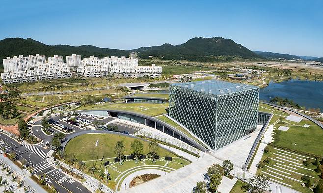 세종특별자치시에 위치한 대통령기록관. 건물 너머 공터가 국회 세종의사당과 대통령 집무실 후보지다. ⓒ세종특별자치시 제공