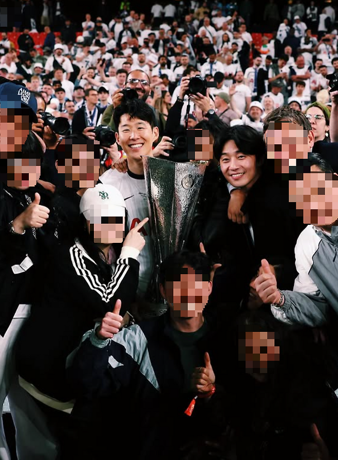 손흥민이 프로데뷔 15년만에 첫 우승컵을 들어올린 역사적인 장면, 그의 곁엔 ‘절친’이자 평소 손흥민의 팬으로 알려진 ‘성덕’ 배우 박서준이 있었다. 스페인에서 열린 유로파 리그 결승전 현장을 직관한 박서준은 우승 직후 손흥민이 있는 필드를 찾아 뜨거운 포옹을 나누며 감동적인 순간을 연출했다. 사진출처 | 손흥민 인스타그램