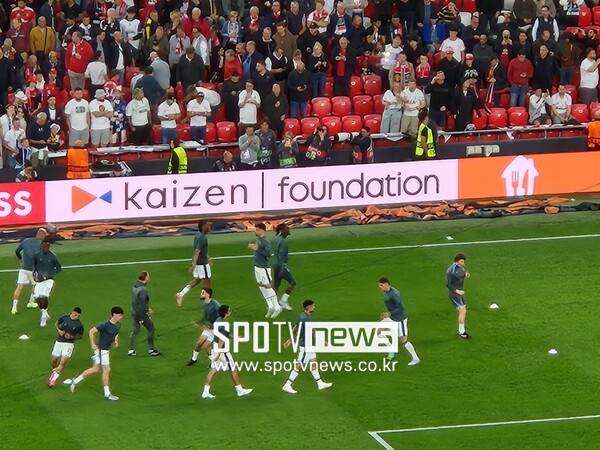 ▲ 남측 관중석을 가득 메운 토트넘 홋스퍼 팬들이 몸을 푸는 선수들을 보며 환호하고 있다.