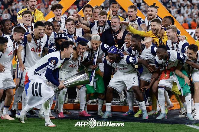 토트넘 주장 손흥민이 22일 2024~2025 UEFA 유로파리그 우승 트로피를 들고 팀 동료들과 함께 기뻐하고 있다. /AFPBBNews=뉴스1