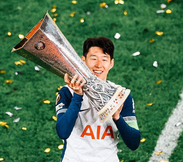 22일 토트넘 공식 사회관계망서비스(SNS)를 통해 공개된 영상에는 손흥민이 상처 부위를 손으로 가리키며 해맑게 웃고는 '트로피를 들어 올리는 순간 누가 뒤에서 밀었다. 그래서 트로피에 이마를 부딪혀 이렇게 상처가 났다'고 말하는 장면이 담겨 있었다. 팬들은 해당 영상 댓글란을 통해 열렬히 반응했다. '해리포터보다 멋진 상처', '진짜 챔피언의 상징', '15년의 집념이 새겨진 흔적'이라는 댓글이 붙었다. 토트넘 홋스퍼