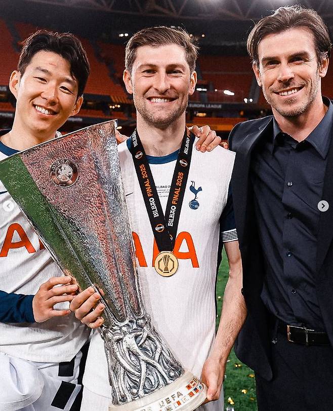 22일 토트넘 공식 사회관계망서비스(SNS)를 통해 공개된 영상에는 손흥민이 상처 부위를 손으로 가리키며 해맑게 웃고는 '트로피를 들어 올리는 순간 누가 뒤에서 밀었다. 그래서 트로피에 이마를 부딪혀 이렇게 상처가 났다'고 말하는 장면이 담겨 있었다. 팬들은 해당 영상 댓글란을 통해 열렬히 반응했다. '해리포터보다 멋진 상처', '진짜 챔피언의 상징', '15년의 집념이 새겨진 흔적'이라는 댓글이 붙었다. 토트넘 홋스퍼