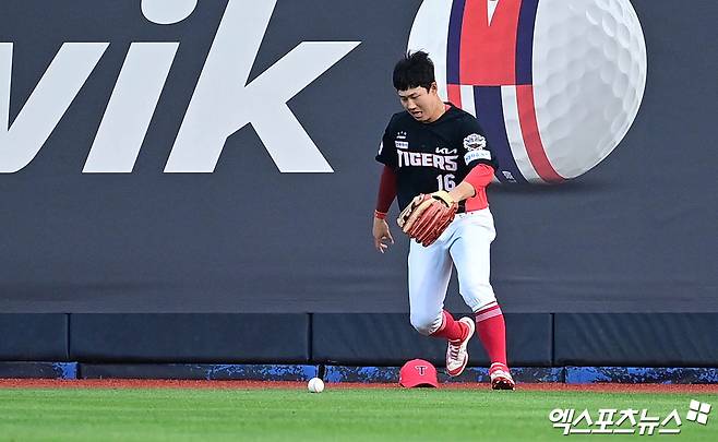 KIA 타이거즈 외야수 최원준이 21일 수원 KT위즈파크에서 열린 2025 신한 SOL Bank KBO리그 KT 위즈와의 팀 간 5차전에서 1회말 수비 실책을 범한 뒤 교체됐다. 사진 김한준 기자