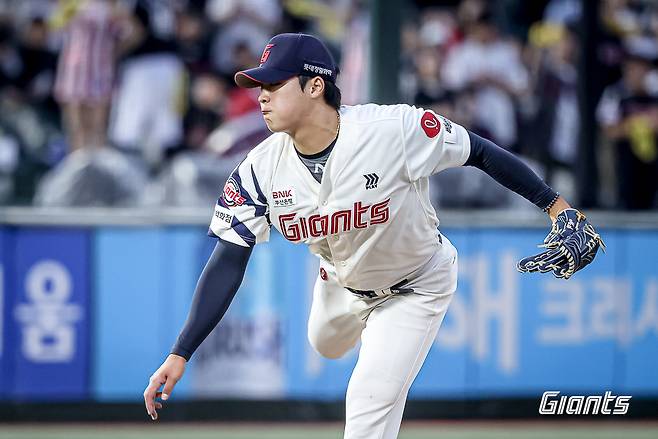롯데 투수 이민석은 22일 사직구장에서 열린 '2025 신한 SOL Bank KBO 리그' LG와 주중 3연전 마지막 경기에서 선발 등판했다. 홈런 두 방을 맞아 5이닝 4실점했지만, 그 외는 안정적인 투구로 생애 첫 승리 투수가 됐다. 롯데 자이언츠