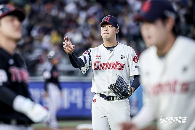 롯데 투수 이민석은 22일 사직구장에서 열린 '2025 신한 SOL Bank KBO 리그' LG와 주중 3연전 마지막 경기에서 선발 등판했다. 홈런 두 방을 맞아 5이닝 4실점했지만, 그 외는 안정적인 투구로 생애 첫 승리 투수가 됐다. 롯데 자이언츠