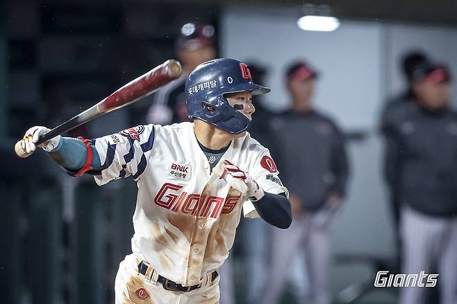 롯데 외야수 장두성은 22일 사직구장에서 열린 '2025 신한 SOL Bank KBO 리그' LG와 주중 3연전 마지막 경기에서 1번타자 중견수로 선발 출전했다. 3회말 결승타를 포함해 3타점으로 공격에 활력을 불어넣었다. 롯데 자이언츠