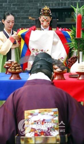 인사동 전통혼례 재현행사 (서울=연합뉴스) 이정훈 기자 = 한국문화재보호재단 주최로 12일 오후 서울 인사동 남인사마당에서 열린 2007 전통혼례 재현행사에서 신랑과 신부 역을 맡은 미국인 남매가 교배례를 하고 있다. 전통혼례 및 신행길놀이 상설 재현사업은 7, 8월을 제외하고 11월 3일까지 매주 목,금, 토요일 3일 동안 모두 60회에 걸쳐 펼쳐진다.
/ 2007.4.12 / uwg806@yna.co.kr
(끝)
