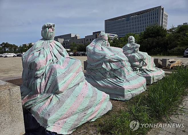 부직포로 덮인 '법조 3성' (전주=연합뉴스) 정경재 기자 = 22일 전북 전주시 덕진구 만성동 전주지법 인근 주차장에 부직포로 덮어씌운 '법조 3성'상이 놓여 있다. 2025.5.22 jaya@yna.co.kr