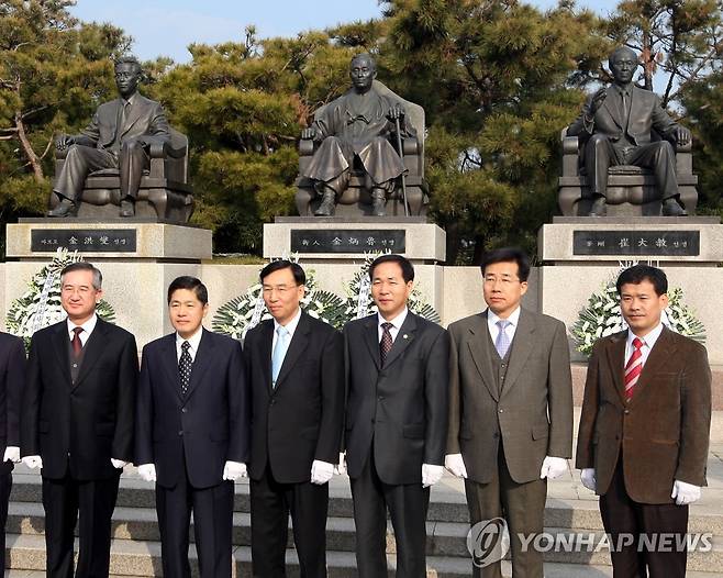 전북 법조계, 법조 3성상 참배 (전주=연합뉴스) 2008년 1월 3일 오세욱 전주지방법원장(사진 왼쪽에서 두 번째)과 박영관 전주지검장(왼쪽 세 번째), 김영복 전북지방변호사회장(왼쪽 네 번째) 등 전북 법조계 인사 40여명이 3일 오전 전북 전주시 덕진공원에 있는 법조 3성(聖)상을 찾아 헌화·묵념한 뒤 기념 촬영을 하고 있다.