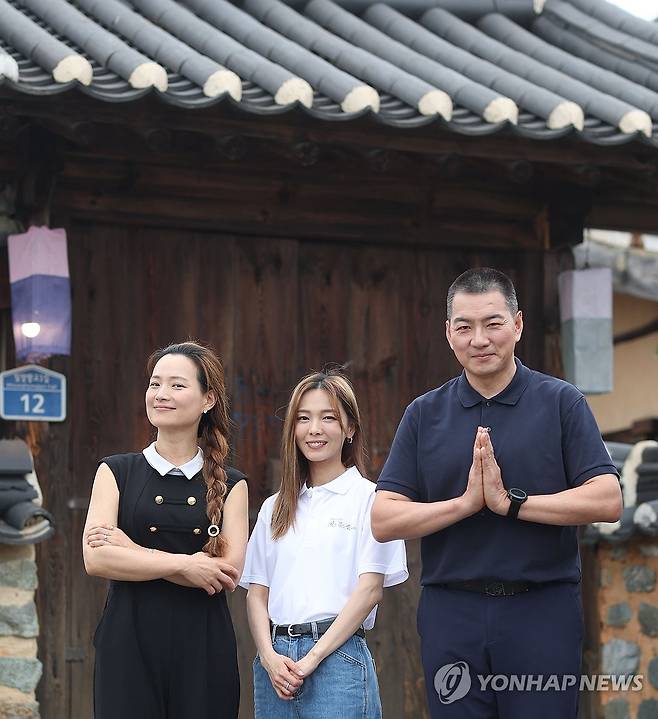 송일국·민선예 '연기 호흡 척척' (밀양=연합뉴스) 김동민 기자 = 제67회 밀양아리랑대축제 메인 행사인 밀양강 오딧세이 '칼을 품고 슬퍼하다'에 출연하는 배우 송일국(오른쪽부터), 민선예, 조이킴 예술총감독이 22일 경남 밀양의 한 카페에서 연합뉴스와 인터뷰 후 사진 촬영하고 있다.
'칼을 품고 슬퍼하다'는 임진왜란 때 많은 업적을 남긴 사명대사의 일대기를 다룬 작품으로 이날부터 24일까지 밀양강 특설무대에서 펼쳐진다. 2025.5.22 image@yna.co.kr